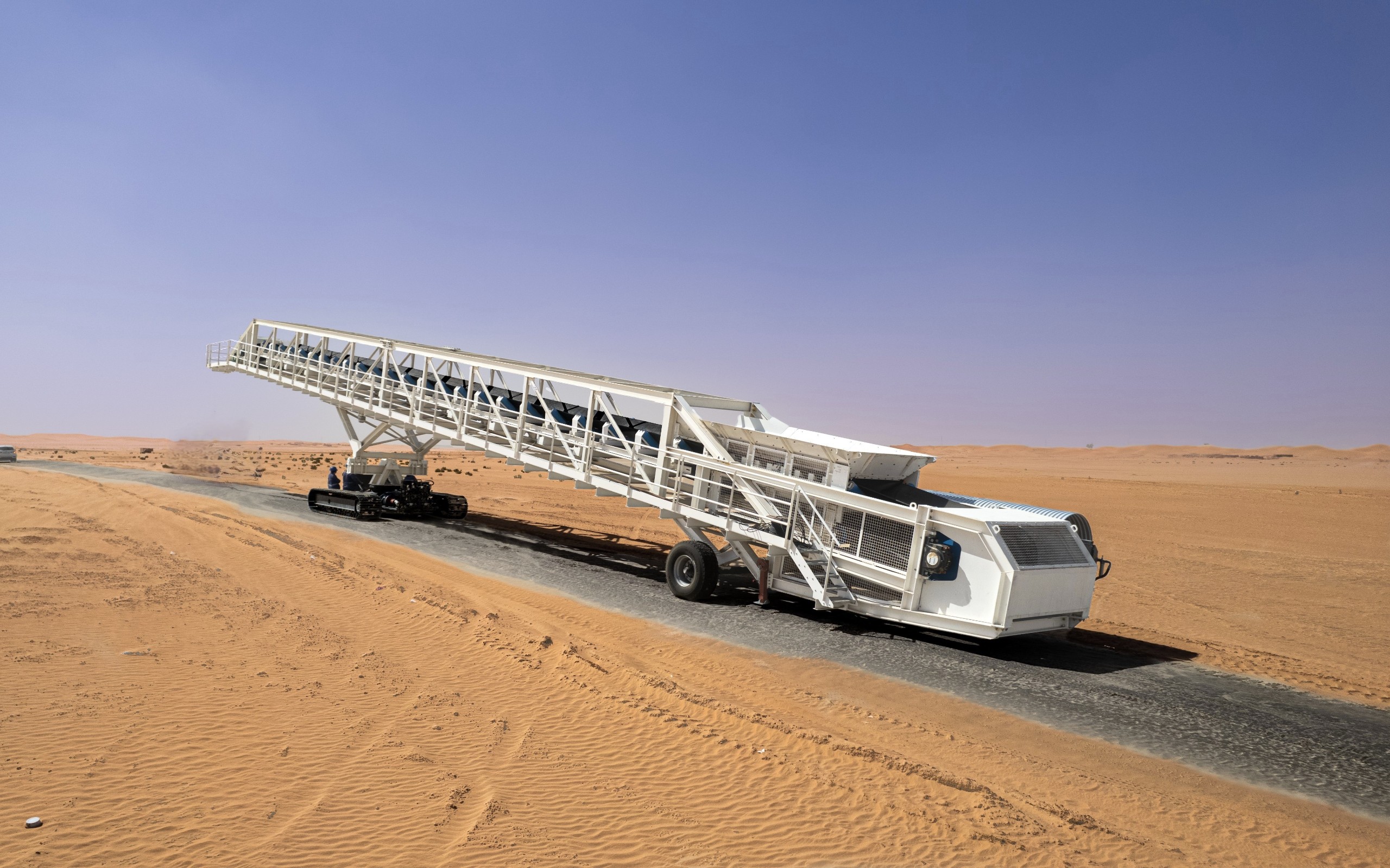 Mobile link conveyor system for efficient dry bulk material handling in mining operations